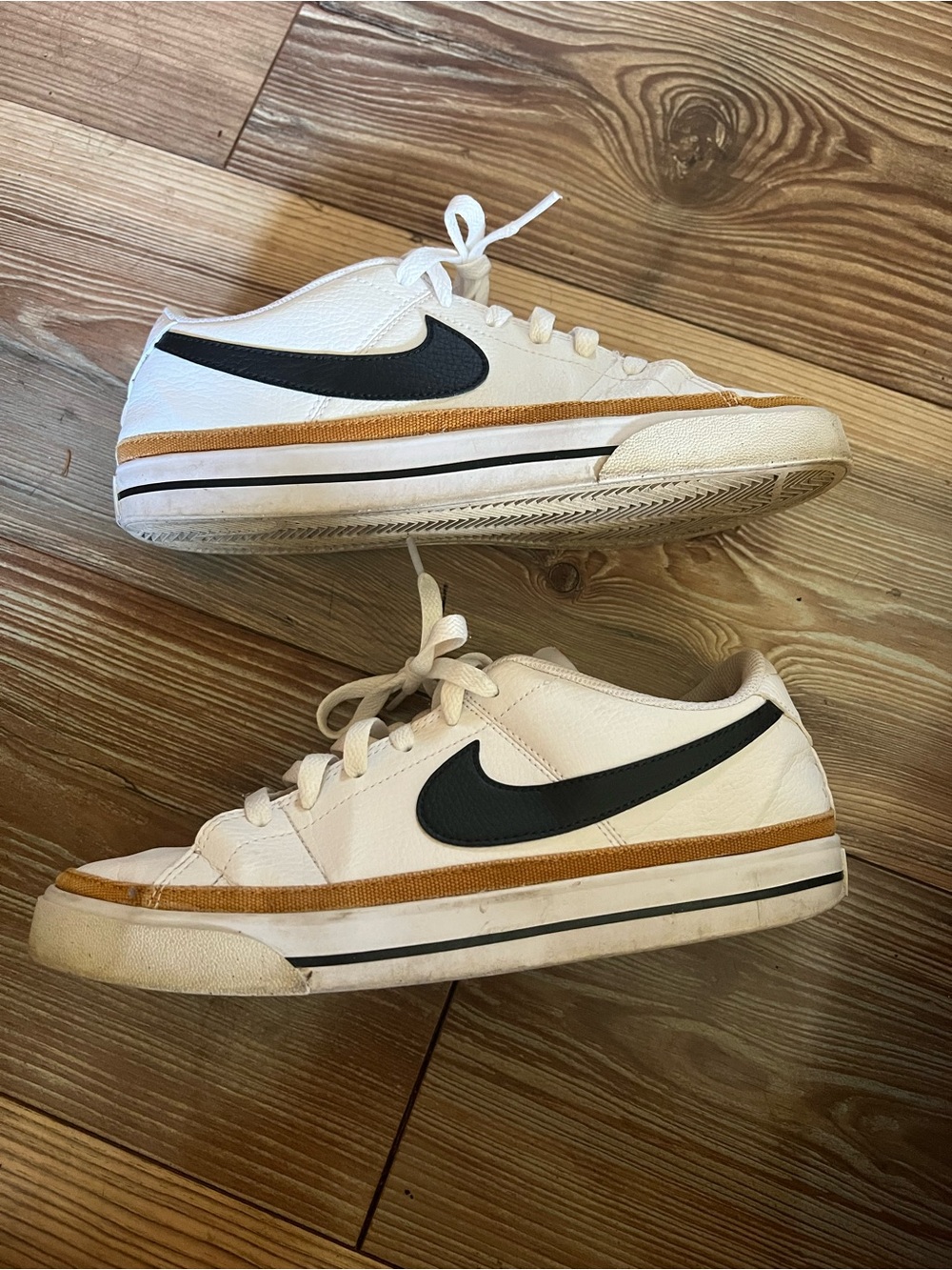 Nike White Low-Top Sneakers with Tan Trim - Picture 4 of 4